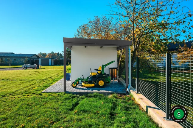 Moderná záhradná stavba s odkladacím priestorom a minimalistickým vzhľadom