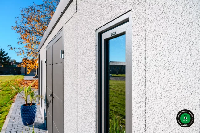 Detail na svetlík na stene záhradného domčeka