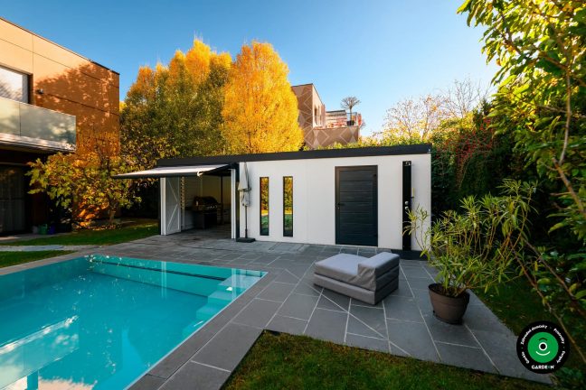 Otvorený prístrešok so záhradným grilom pri bazéne