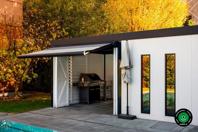 Prístrešok so záhradným grilom a otvorenými skladacími dverami
