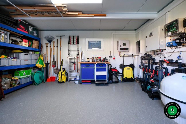 Usporiadaná dielňa s náradím, policami a bazénovou technikou
