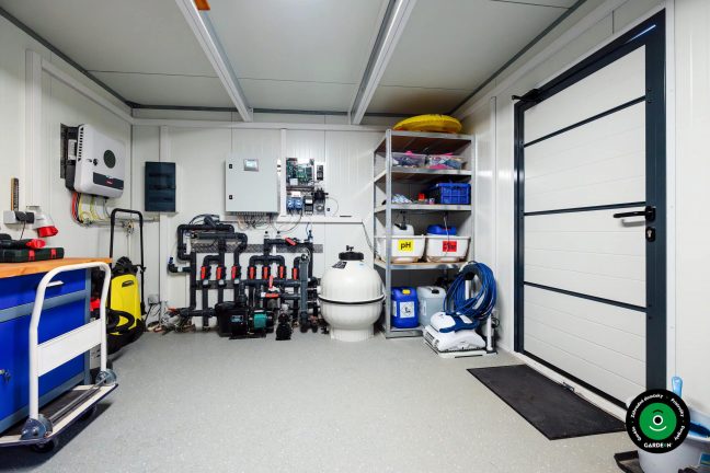 Regály s plastovými boxmi a rôznym záhradným vybavením