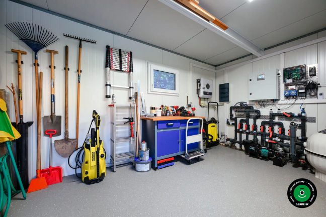 Bazénová filtrácia s potrubiami, čerpadlami a technickými prvkami