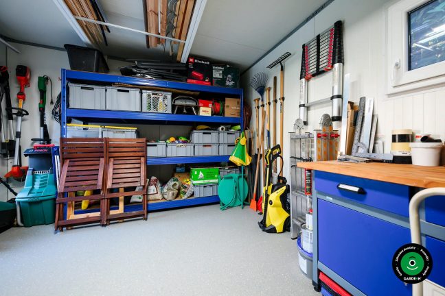 Úložné regály s príslušenstvom a chemikáliami pre bazén