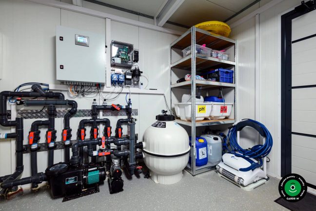 Prístrešok so záhradným grilom a otvorenými dverami do záhrady