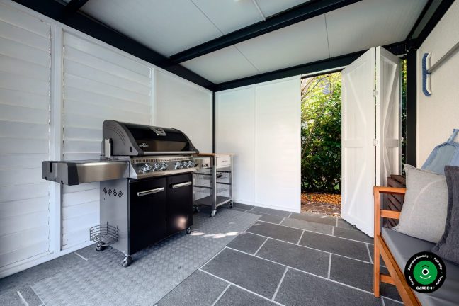 Grilovacia zóna s lavicou a výhľadom na zeleň